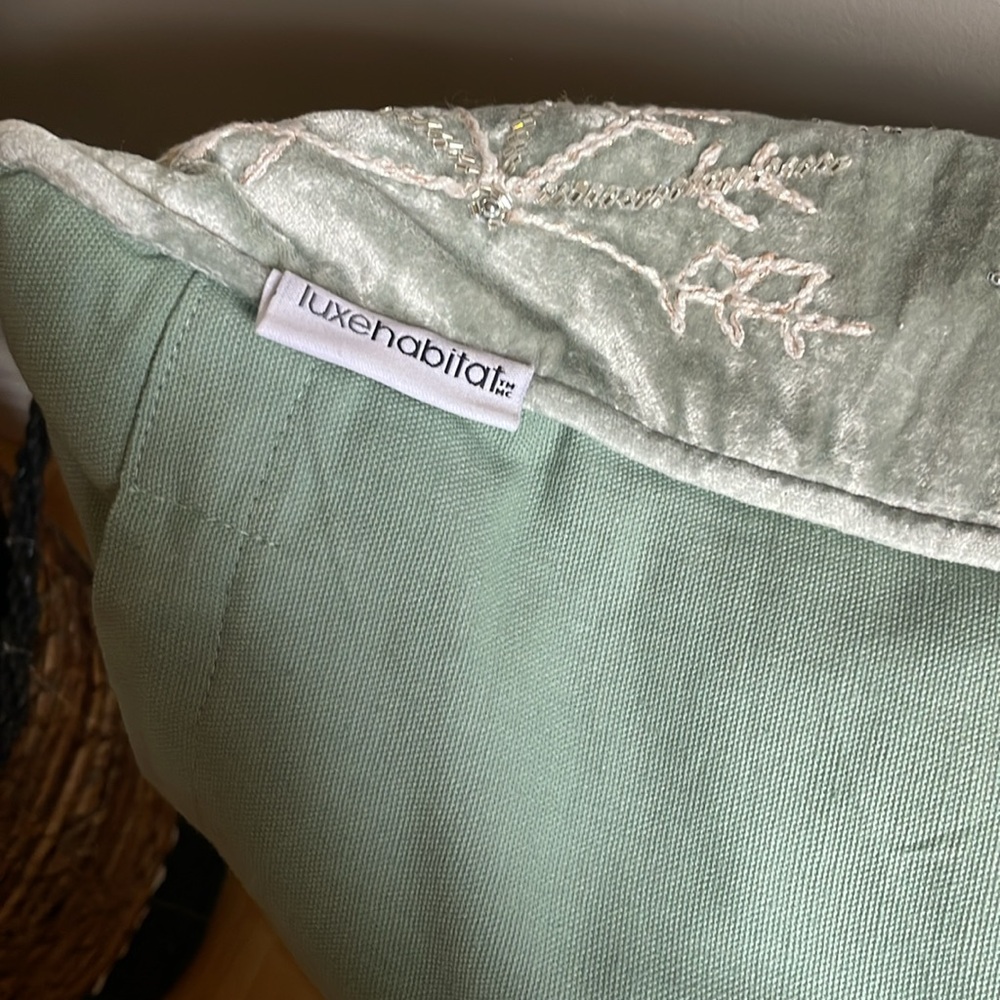 ❄️Sparkling Snowflake ❄️ Gorgeous, soft & plump sparkling ✨ pillow! NWT! - Picture 12 of 16